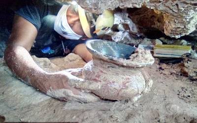 ¡Intacta! El INAH recupera vasija maya en cueva de Playa del Carmen