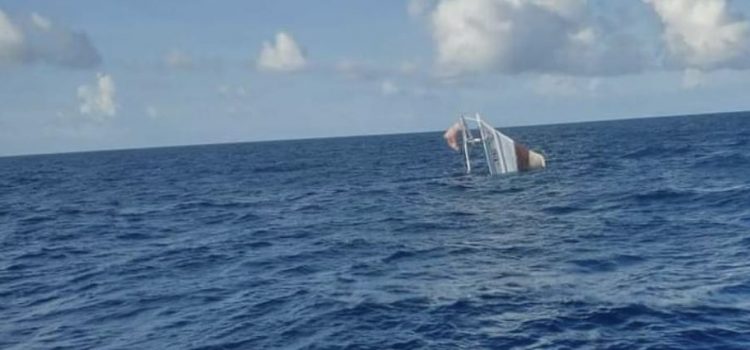SEMAR rescata embarcación hundida cerca de Punta Herrero