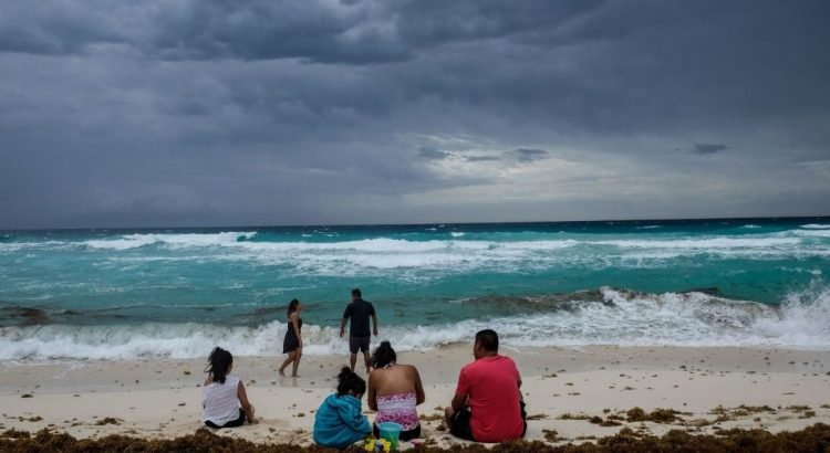 Prepara tu paraguas; se esperan lluvias en Quintana Roo
