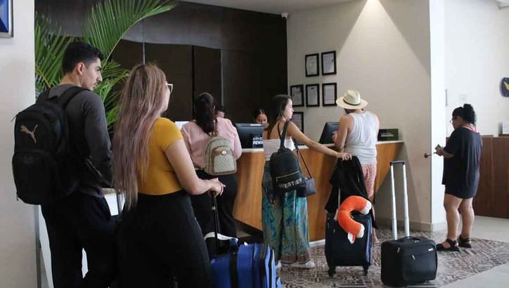 Turistas regresan a hoteles debido al aumento de costo de Airbnb en Quintana Roo