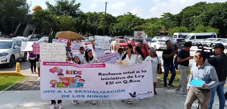 Padres de familia de Quintana Roo presentan firmas para retirar libros de texto gratuitor