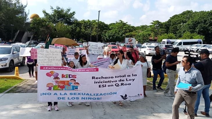 Padres de familia de Quintana Roo presentan firmas para retirar libros de texto gratuitor