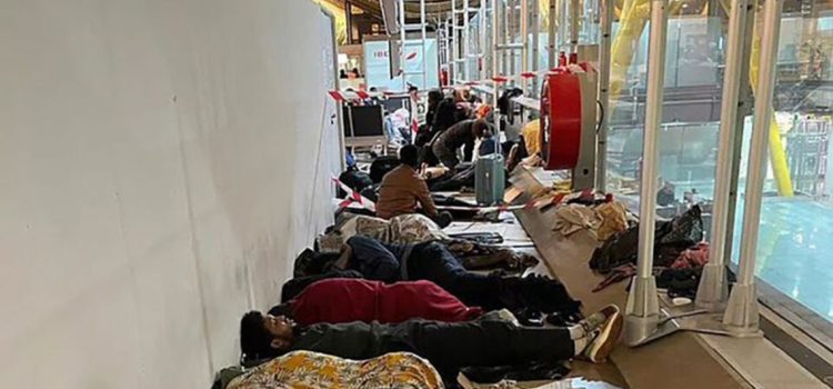 Atestado de migrantes africanos el aeropuerto de Madrid