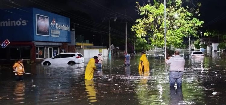 Se inunda Chetumal por intensas lluvias, habilitan refugios