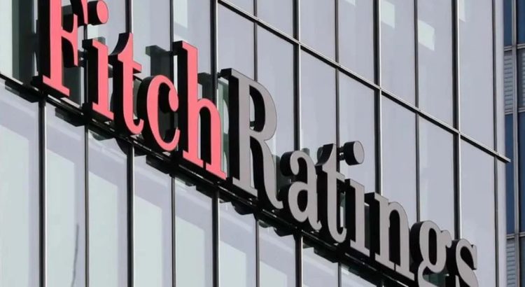 Fitch mantiene calificación de México en «BBB-» y alerta sobre riesgos institucionales