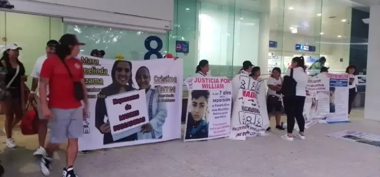 Madres buscadoras protestan en el aeropuerto de Cancún por secuestro de William, ocurrido hace 7 años