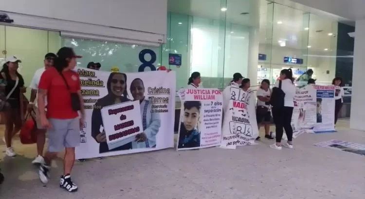 Madres buscadoras protestan en el aeropuerto de Cancún por secuestro de William, ocurrido hace 7 años