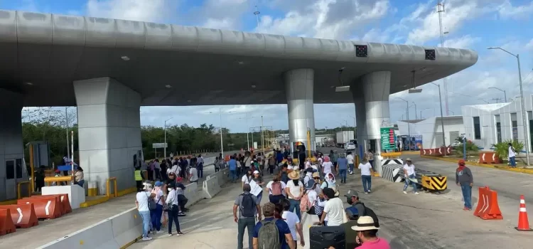Maestros toman caseta de la autopista Cancún-Mérida