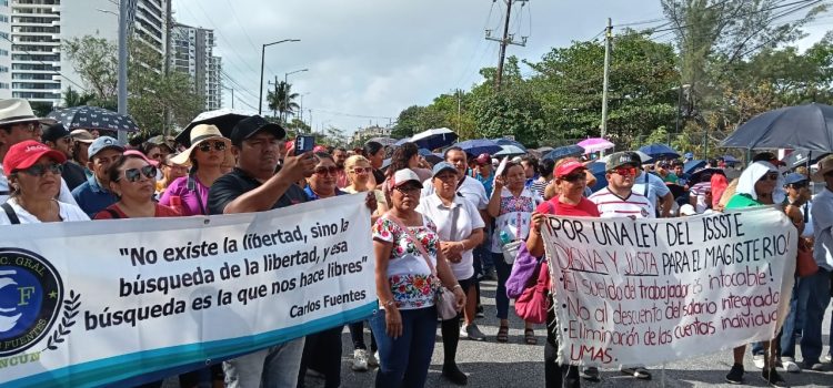 Maestros cierran vialidades importantes en el norte y sur de QRoo