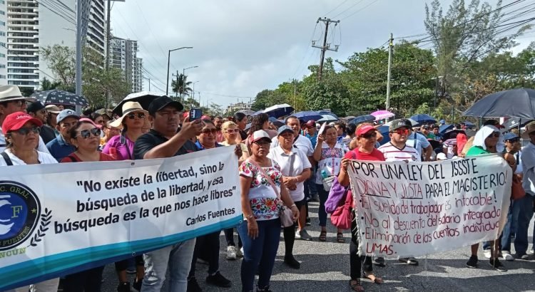 Maestros cierran vialidades importantes en el norte y sur de QRoo