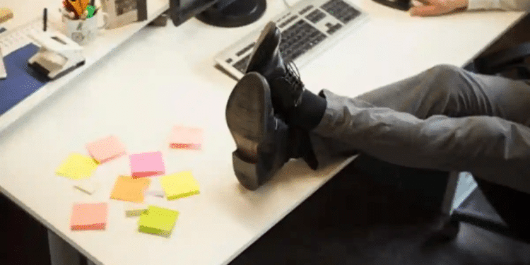 Jóvenes pagan por fingir que trabajan