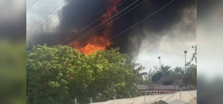 Incendio en Holbox, amenaza zona turística y hoteles