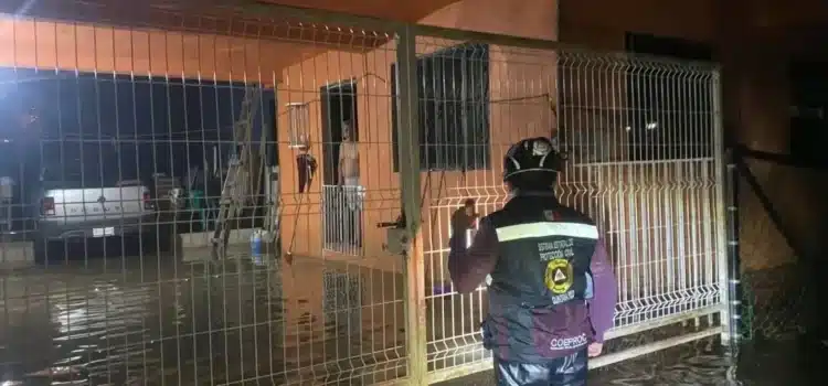Evacúan poblados del sur de Quintana Roo ante intensas lluvias Evacúan poblados del sur de Quintana Roo ante intensas lluvias