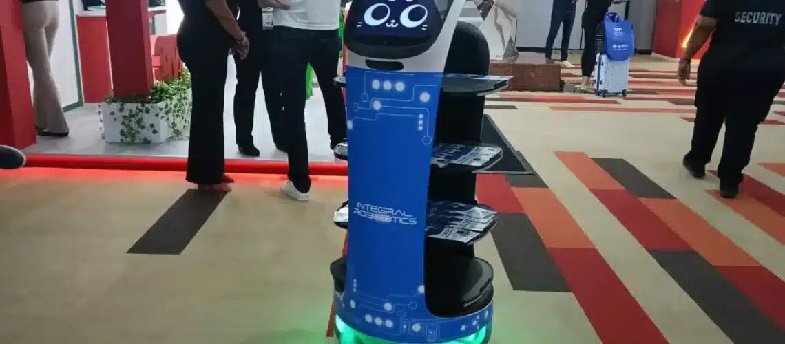 Ganan popularidad los robots meseros en la industria hotelera, señalan en Exphotel 2025 de Cancún