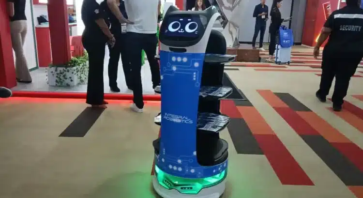 Ganan popularidad los robots meseros en la industria hotelera, señalan en Exphotel 2025 de Cancún