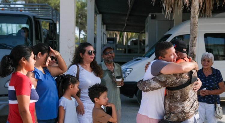 Regresan a casa capitanes rescatados en altamar; quedaron a la deriva cuando iban a Isla Mujeres
