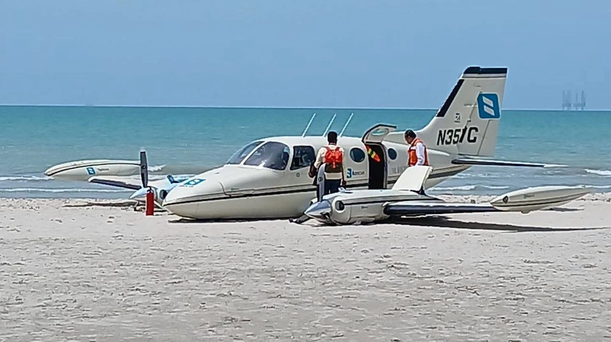 Avioneta aterriza de emergencia en playa de Campeche; salió de Sinaloa con destino a Cancún